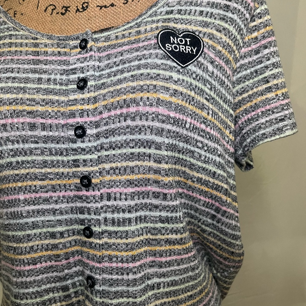 Hot Topic Tee - Picture 2 of 5